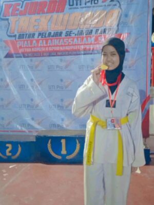 JOANDRA SISWI SMAN 1 CIBITUNG BERHASIL MEMBAWA PULANG MENDALI EMAS TAEKWONDO